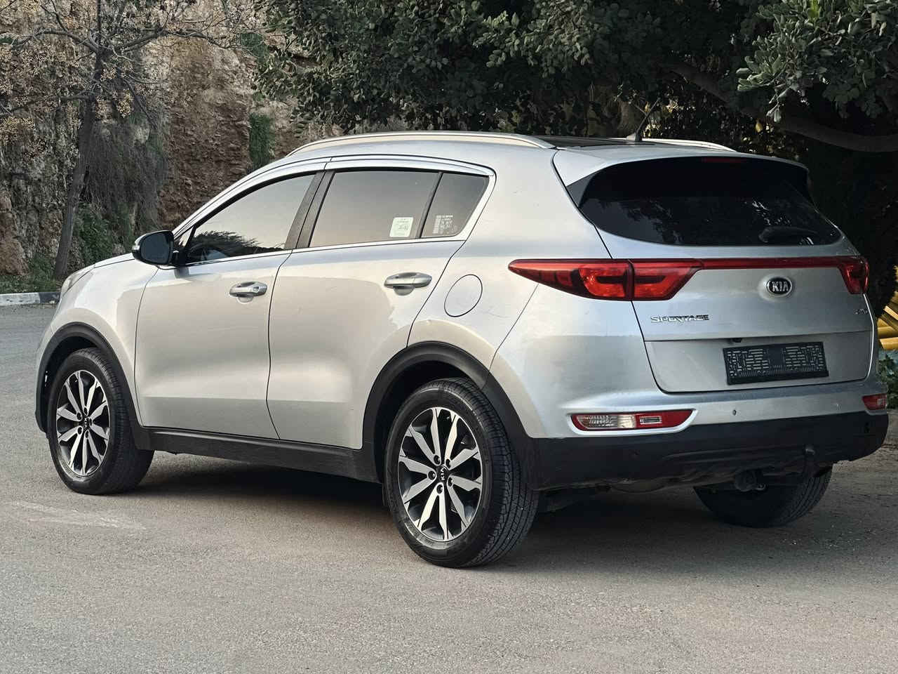 ‏‏Kia sportaj 2017 🩶👑 باللون المميز
بسعر خرافي عالكاش..وامكانية البيع نص بنص♥️👌🏻
‏🎖 ‏Engine : 2000 dezil Turboo  💨 ‏
🎖 ‏Fuel type : Dezel  ⛽️ ديزل اقتصادي 
🎖عدد الركاب 4 + 1 الخيار العائلي الافضل
🎖 ‏Horsepower : 185  🐎 عدد الاحصنة
‏🎖Model  - 2017  🚘
AUTOMATIC : اوتوماتيك🎖️ 
🎖️هوك خلفي شركة
‏🎖Full Loaded ++ 
‏🎖 Chick : فحص نخب النخب و ممتاز  
✨ مطور 2000ديزل تيربو ،،
✨ مفتاح تشغيل
✨تحكم ستيرنج  فيه جميع الوضعيات 
✨صالون وفرش جلد بالكامل بوضع ممتاز 
✨ نظام ال Drive Mode فيه عدة وضعيات قيادة
✨ ليدات امامية ✨ ليدات خلفية ✨ كشافات ليد
✨ شاشة اكبر حجم ✨ حساسات خلفية 
✨ كاميرا خلفية ✨ تحكم ستيرنج كامل 
✨ جنط مميز  شفرات اصلي ✨ موري شفط كهرباا 
✨ مكيف ديجتال سهل الاستخدام 
✨ بطارية جديدة 
✨ كوشوك بحالة ممتازة
✨ عدسات  زينون على الاضوية الامامية
‏✨ Bluetooth … USB … AUX 
🔥والمزززززيد المزيد من المواصفات والمميزات🔥 
⚡️امكانيه البدل على بعض السيارات 
⚡️وامكانية البيع عن طريق كافه البنوك


**إذا كنت صاحب هذا الإعلان وتريد حذفه لأي سبب، رجاءا أرسل رسالة إلى الدعم الفني**