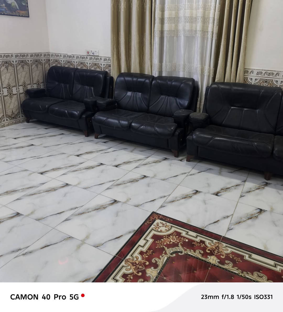 السلام عليكم تخم عشر مقاعد جلد للبيع نضافه ٨٠بلميه سعر ٢٠٠وبي مجال ***********
