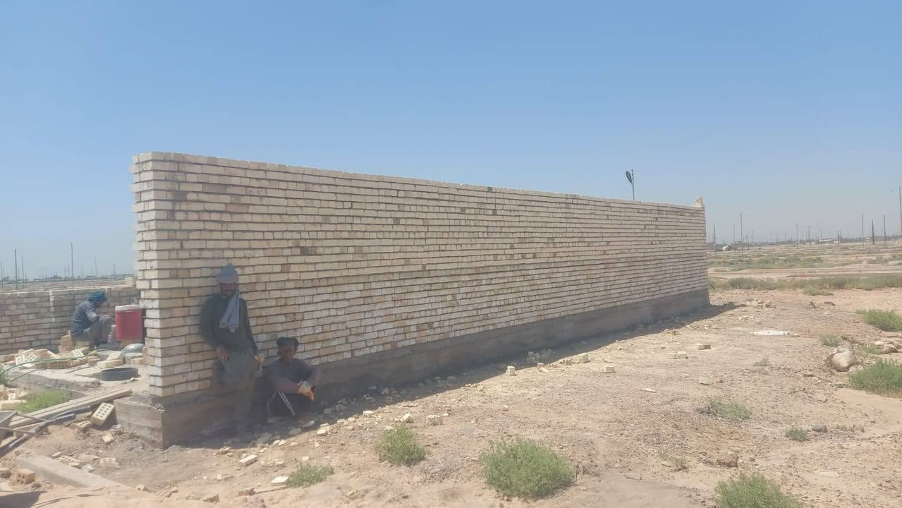 يسلام عليكم عندي هاذا البيت الهيكل نقصه بعد دبل يكمل ويتقفل طابوك عارضة لبيع بسعر ٢٥ مليون او مراوس بقطعه ٤٠٠ متر والله الرفت المجاري الطابوك كله درجه الاولئ الموقع بوب الشام مقابل حي الداخلية الطابو
***********

