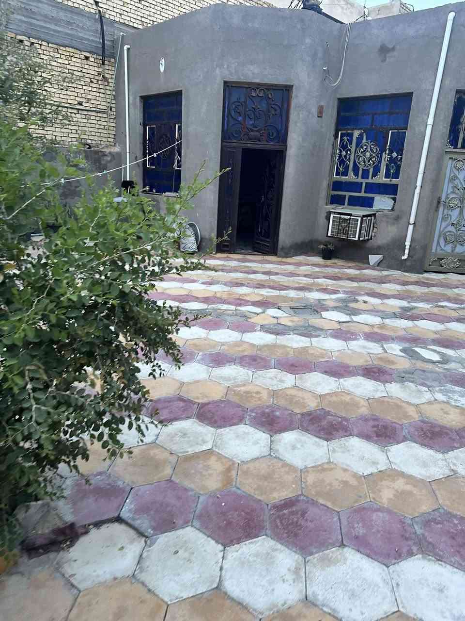 السلام عليكم بيت بحي الشرطه الصوب الصغير  بسعر مناسب جدا قرب المدرسه قرب مجاور بيت باسم عويد ابو ياسر مساحته 300م بناء حديث يحتوي على غرفتين وصالتين ومطبخ وبراني كراج وحديقة وصحيات خارجيه تفاصيل البيت بناء طابوك السقف صب كونكريت السطح اشتايكر الاستفسار مراسلة الصفحة او الأتصال على الرقم ***********
