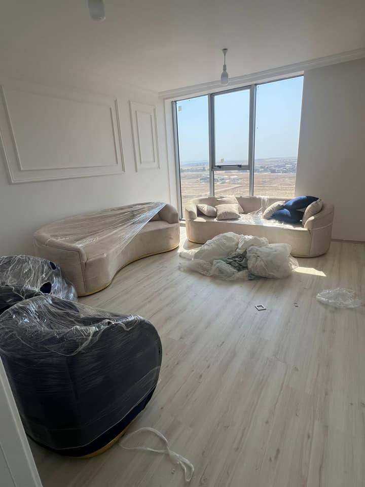 قنفات مودرن نظيف جداً للبيع بسعر ٦٥٠ وبيه مجال بسيط العنوان دوميز 
***********
