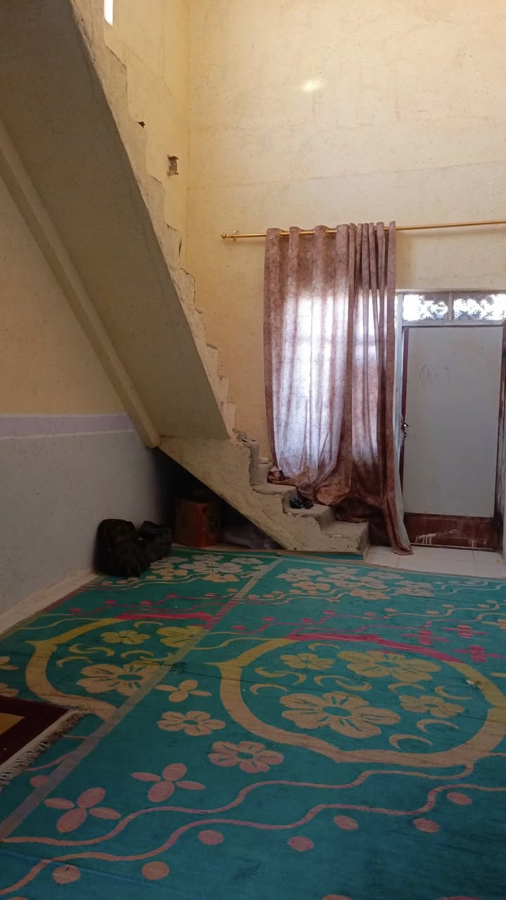 سلام عليكم ورحمه الله وبركاته 
دار سكن للبيع مساحه 200متر زراعي إقرار محكمه مشمول بلتطويب بناء بلوك الأساس حجر السقف عكاده غرفتين وصاله ومطبخ واستقبال وتخاريج داخليه وخارجيه 
عنوان الدار الكوفه البراكيه قرب معمل سمنت الكوفه شارع السبيس التبليط ثاني مكتب عن الشارع العام مكتب الوصال للعقار *********** ابو سلطان للعقار
