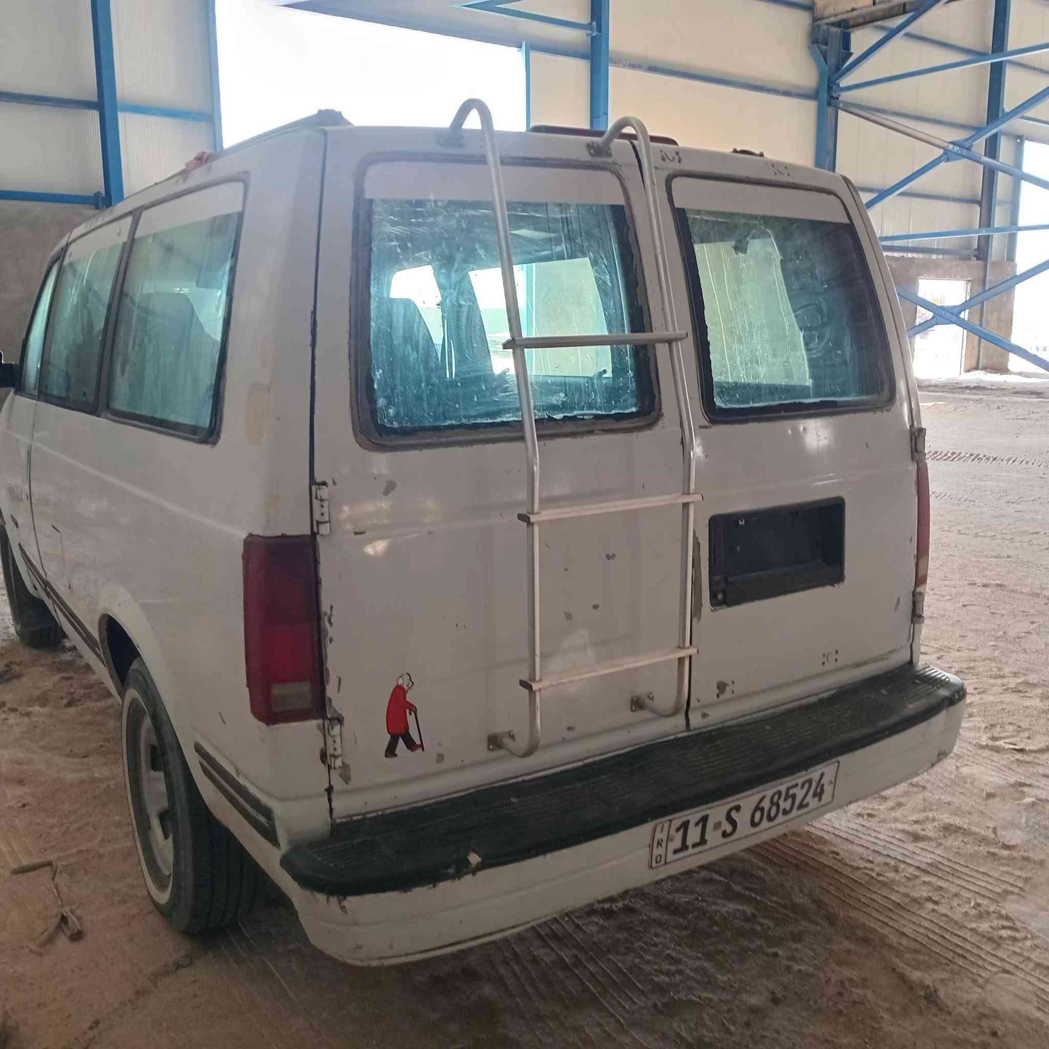 فان استرو موديل ٩٨ رقم بغداد بسمي السعر ٣٥ وبيها مجال محرك  ابلاد بصره الزبير  رقم ***********
