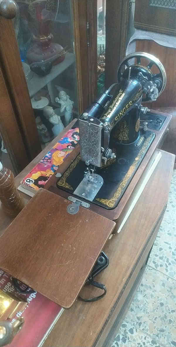 مكينة خياطة ماركة سنجر الانكليزية 
مع كامل الملحقات نسبة النظافة 95%
للاستفسار يرجى مراسلة الصفحة أو الاتصال على الرقم 
***********

