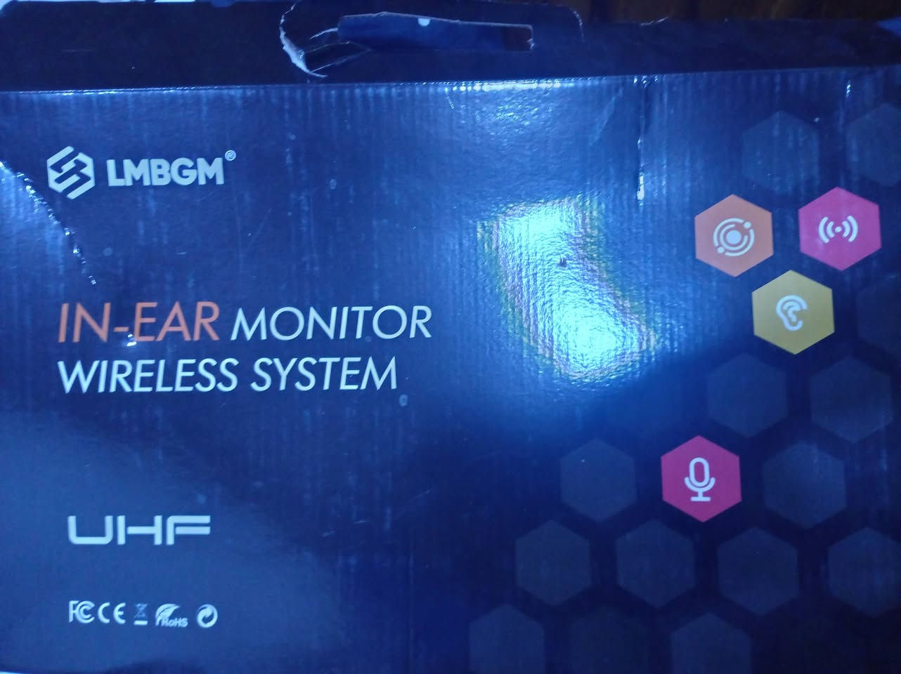 هذا المنتج هو نظام مراقبة لاسلكي احترافي (Professional Wireless Monitoring System) من العلامة التجارية LMBGM.
يحتوي الصندوق على جهاز إرسال أساسي، وأجهزة استقبال متعددة، بالإضافة إلى ملحقات متنوعة وكابلات للتوصيل.

يستخدم هذا النوع من الأنظمة عادة في البيئات المهنية مثل المسارح أو استوديوهات التسجيل لمراقبة الصوت. [1, 2]

هل ترغب في معرفة المزيد عن طريقة تشغيل هذا الجهاز أو مواصفاته الفنية؟

هذا المنتج هو نظام مراقبة لاسلكي احترافي (Professional Wireless Monitoring System) من العلامة التجارية LMBGM.


**إذا كنت صاحب هذا الإعلان وتريد حذفه لأي سبب، رجاءا أرسل رسالة إلى الدعم الفني**
