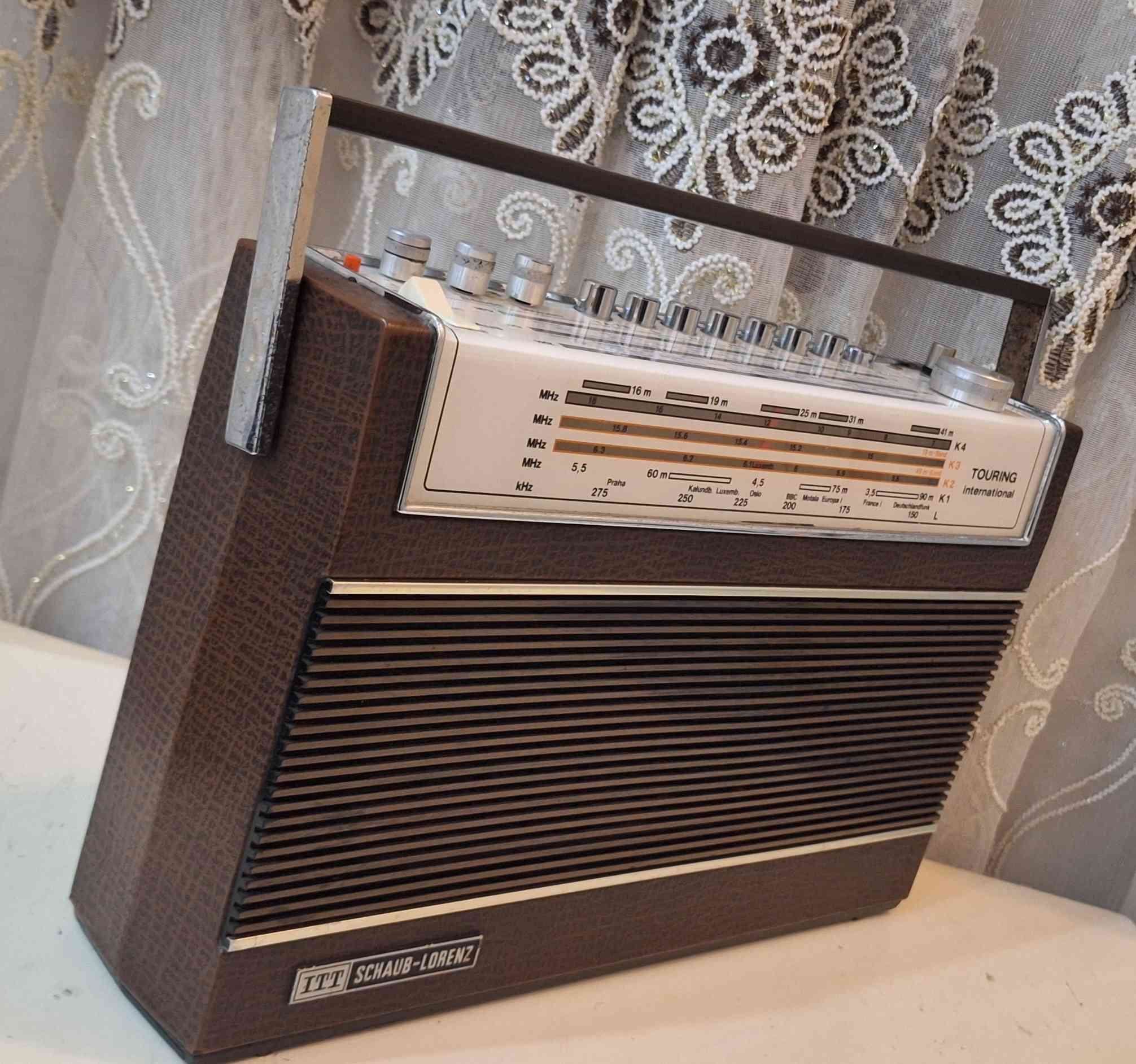 رادیو اي تي تي   ITT  ا الصنع  الماني اصلي1971 
يعمل على الكهرباء 220 فول   
المباشر او بطاريات عدد6 کبیر  
موجات رادیو FM MW1 MW2  LW KW 1234
للحجز مراسلة الصفحة او مراسلة واتساب على الرقم ***********
