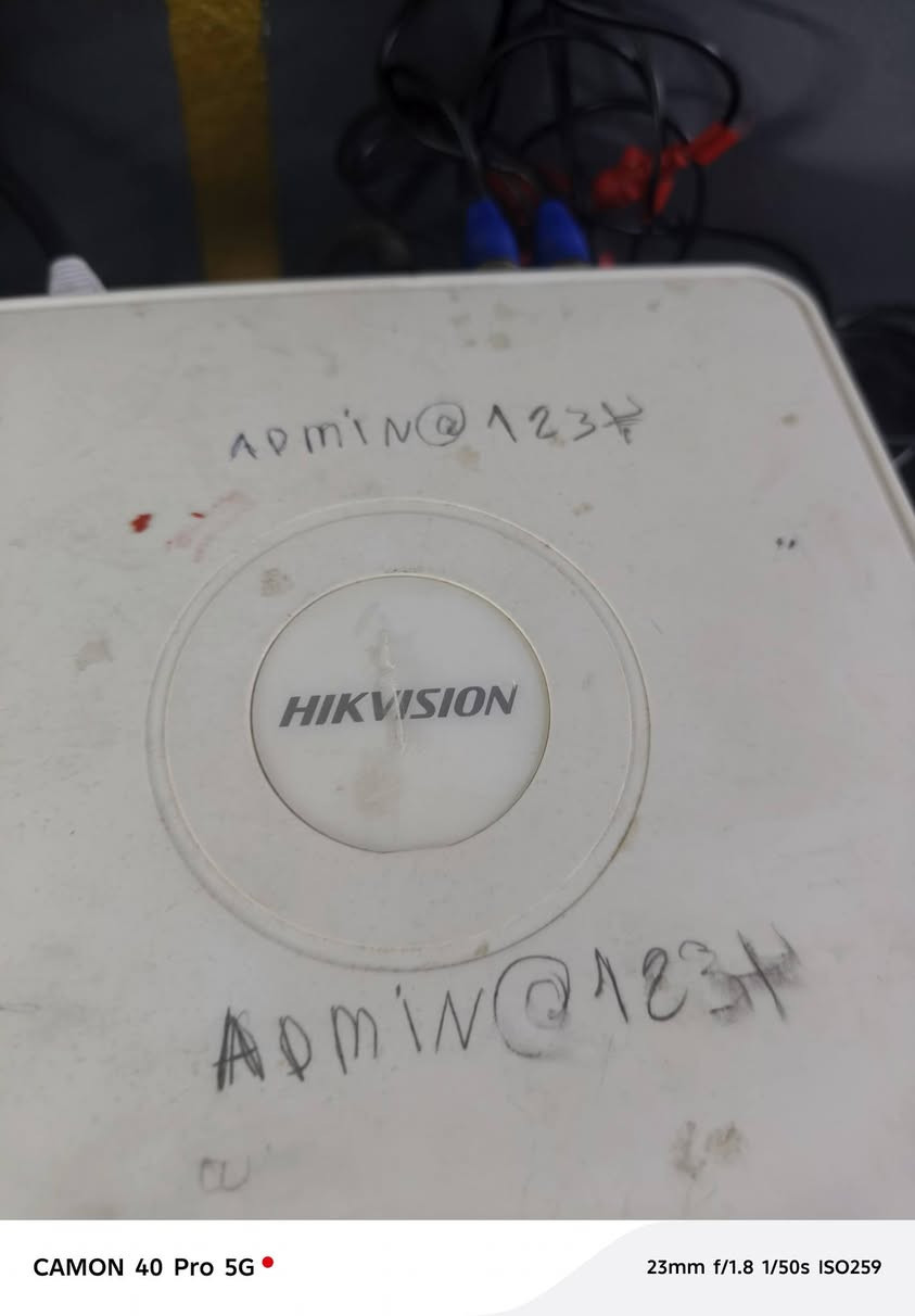 السلام عليكم
منضومه كامرات كامله فقط تربط وشغل
4 كامرات ماركه 3 كوري وحده سويديه
ديفي ار قطعتين موجود صورهن 
واحد مستخدم وثاني بعده بلكارتون ممفتوح
4 وايرات كول 20  متر واير واحد طوله 30 متر
بغداد ***********
