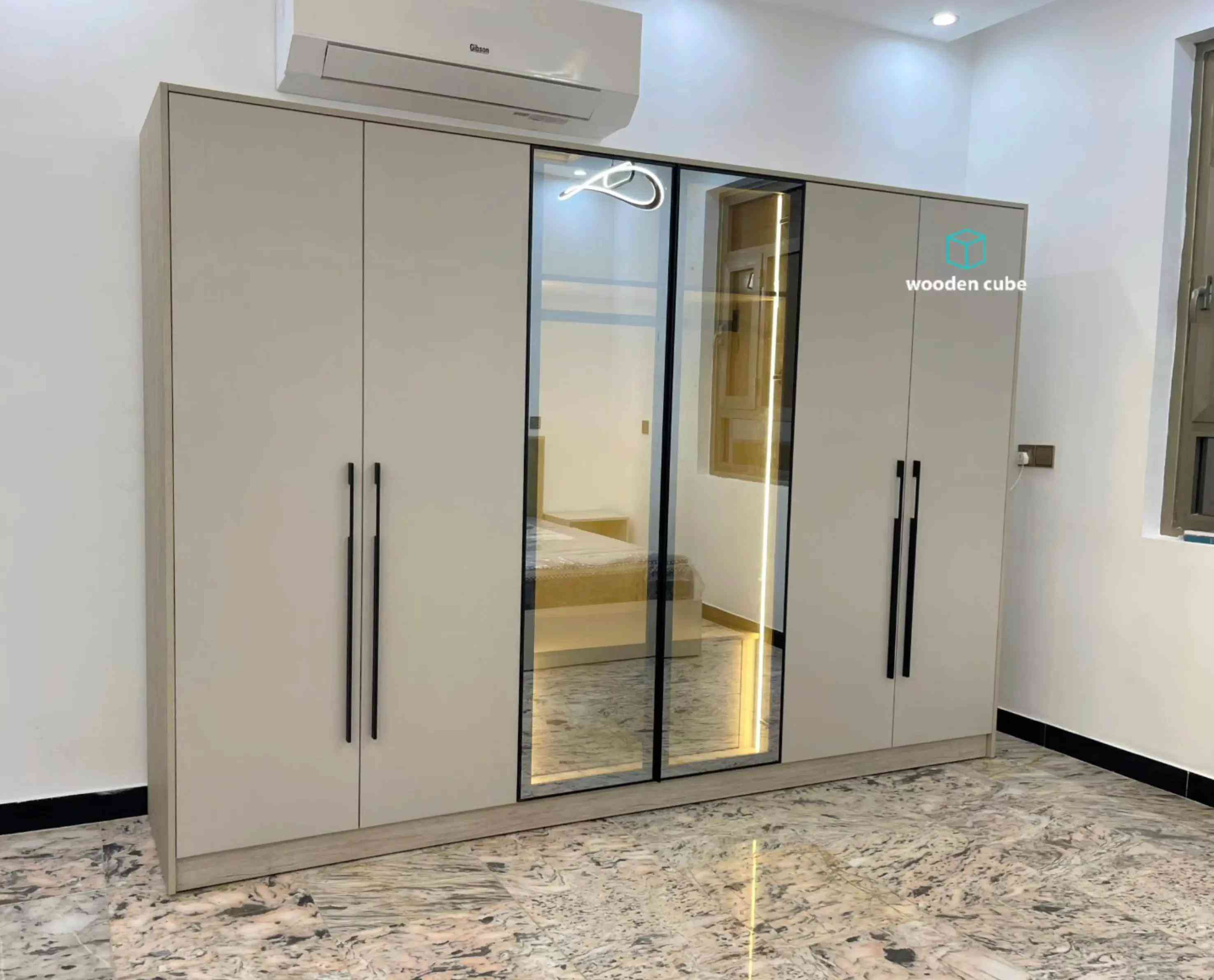 عدنا اليكم من جديد ..🤍 غرفة  نوم مع سرير مزدوج منفصل 🛏️ مع كنتور وميز تواليت 🛍️🧥  تم العمل من أجود الخامات والاكسسوارات التركيه ..🇹🇷 تناسق الالوان مع ارضيه الغرفة اظهرت التصميم بشكل رائع مع الانارة الداخلية للكنتور ✨ مع المكعب الخشبي ..... احلامك حقيقة💎 للأستفسار ☎️ *********** زورونا في موقع العرض 📍 بغداد-نفق الشرطة -مقابل السفاره #اكسبلور #غرفه_نوم #غرفه #خشب #capcut 
