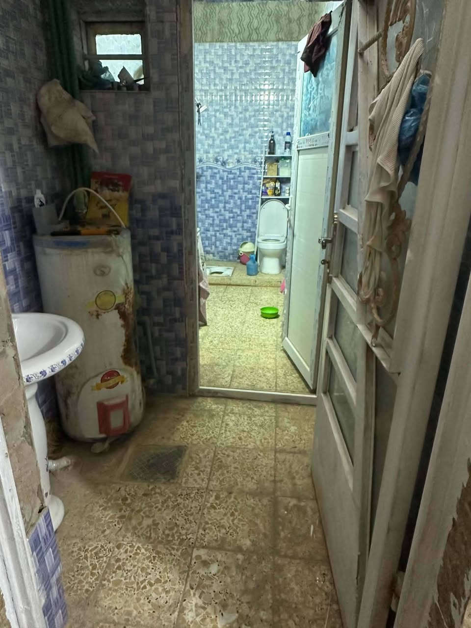 بيت 100م زراعي سند ٢٥
قرب جسر الإمام علي 

  خلف بيوت الشبيلي صبابه سيراميك

كامل عالي عن الشارع استقبال وهول

وغرفه وصحيات داخل وخارج ومكشوفتين

  وفوك مخزن 3×4 من سندويج

  عرض الشارع 10

السعر 45 وبي مجال 

الاستفسار ***********
