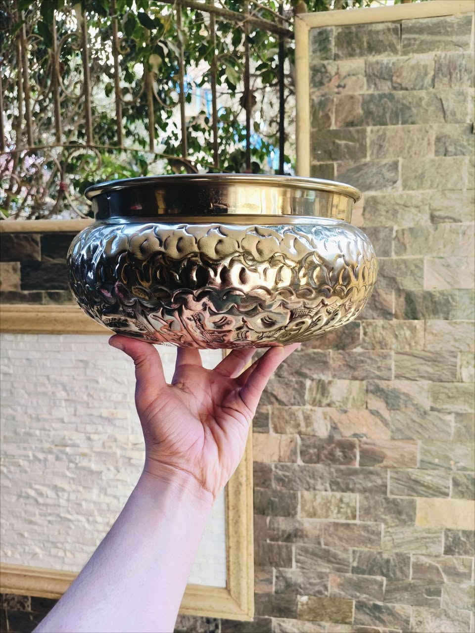 من احلى و اجمل الكاشبوهات فى الحجم و المقاس دا بتفاصيل حلوة اوى و الشغل اليدوى القديم و جمال تفاصيله.
كاشبوه (سدرية) من النحاس الأصفر شغل نقش ريبوسيه شغل يدوى قديم بتفاصيل روعة و شغل منمق اتفرج على الصور و جمال التفاصيل .

المقاس:-
الطول : ١٥سم 
قطر علوى: ٢٤سم 
قطر المنتصف: ٢٧سم 

السعر🔥🔥🔥🔥 سعر من سنة و نص فاتو مش هتلاقيه  سعر الجوز ٢٠٠٠ 

للتواصل و الاستفسار:- 
01011901290


**إذا كنت صاحب هذا الإعلان وتريد حذفه لأي سبب، رجاءا أرسل رسالة إلى الدعم الفني**