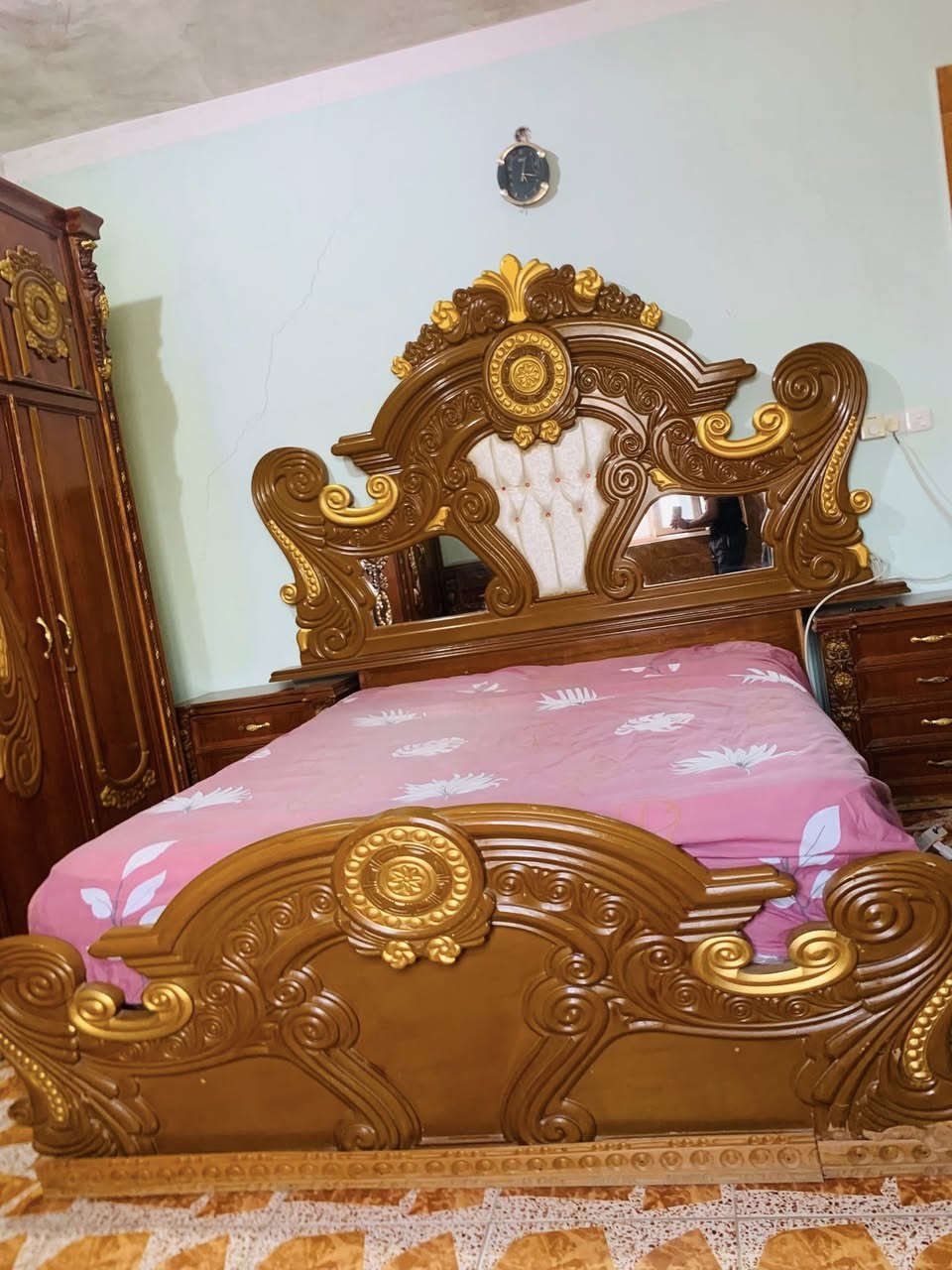 سلام عليكم من رخصه الادمن غرفه خشاب للبيع صاج عراقي نضافه مثل ما موضح بل صوره واحسن الغرفه كنتور 6بوب ومرايه وجربايه كبار السعر مليون وربع (مليون وميتين وخمسين ) وبيه مجال  شي بسيط للتواصل خاص او ع الرقم
***********هاذه عليه وتساب ).

(***********)
