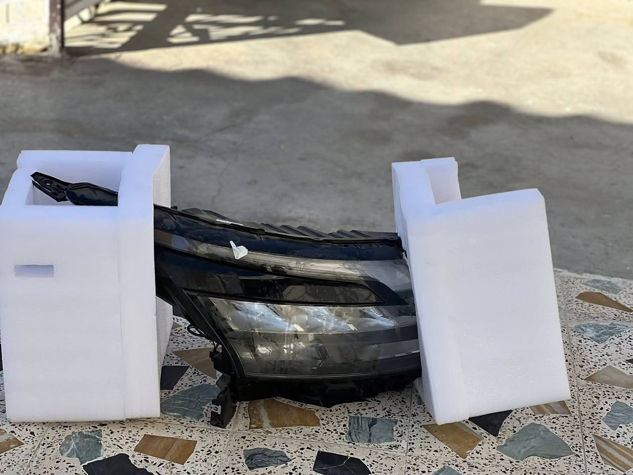 السلام عليكم يوجد لايت باتڤندر 2025الشراي يتصل ***********السعر 650$
