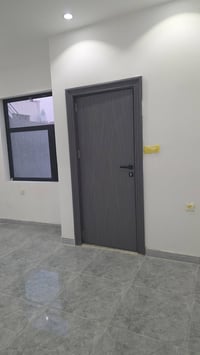 شقة روف في الحارثية جديدة غير مسكونة سابقا ٢ غرف نوم كبيرة و صالة كبير...