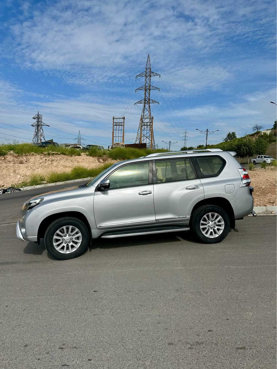 Toyota prado vx.r 2017 للبيع
محرك السيارة 6 سلندر 
السيارة وارد خليجي بدون دعم و صبغ حتى الدعاميات بدون صبغ 
ماشية 88 الف كيلومتر
السيارة تجي فول مواصفات vx.r
السعر 348$ ومجال
مكان السيارة دهوك
0750 443 8002 دهوك, العراق
