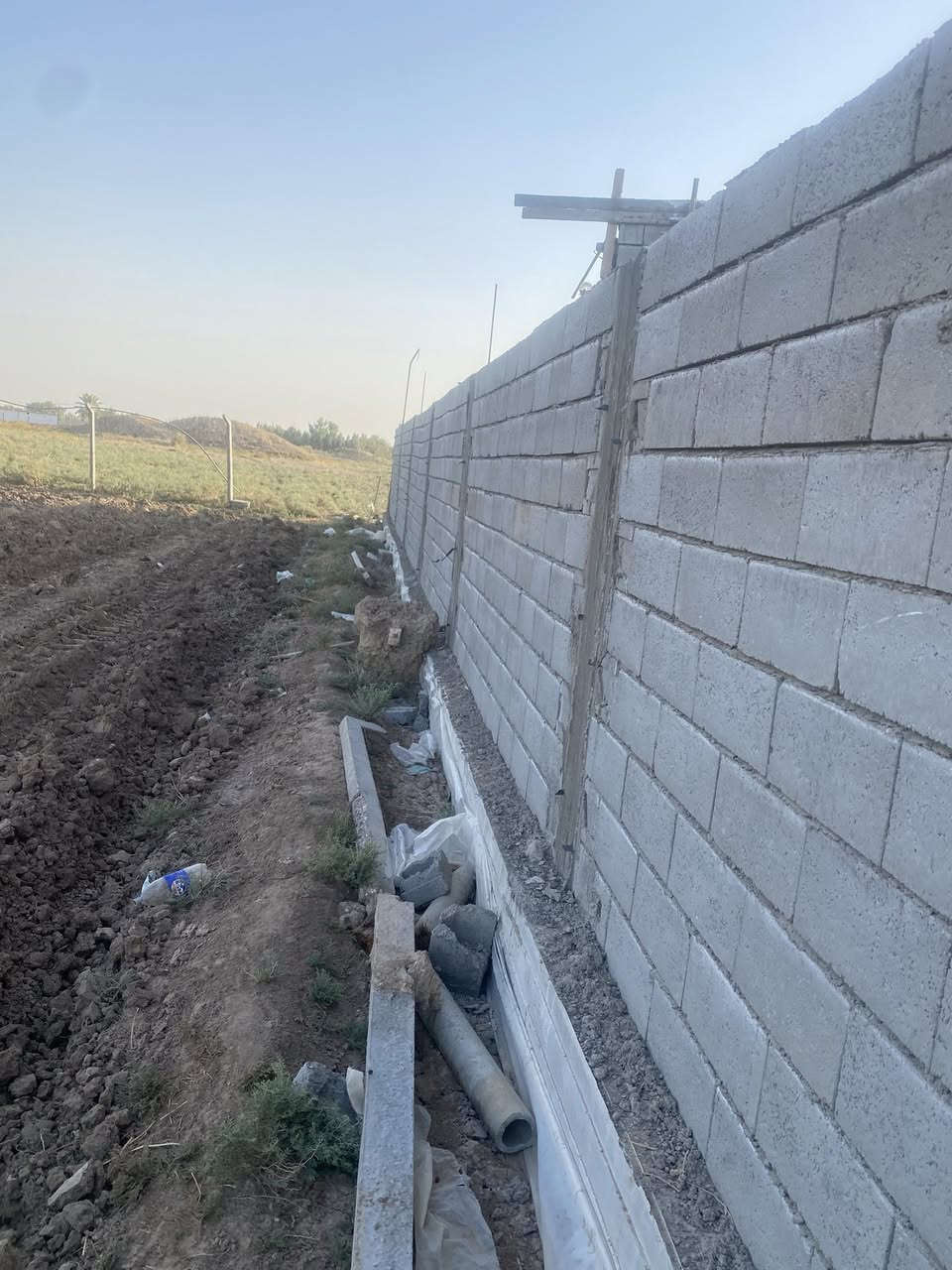 السلام عليكم 
دونم للبيع سند 25 بأسمي مسيج BRC وبيها ضلع كامل مسيج بلوك ارتفاع 2.5متر
منطقة ابو غريب /السميلات قريب على السكن والخدمات 

***********
