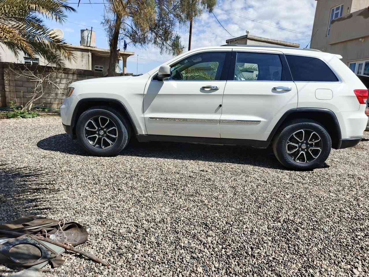 للبيع او مراوس سياره جيب موديل 2011صبغ جاملق امامي فقط رقم نينوى الماني شرط گير محرك تخم تاير شرط التحويل السعر الاتصال على الرقم ***********
