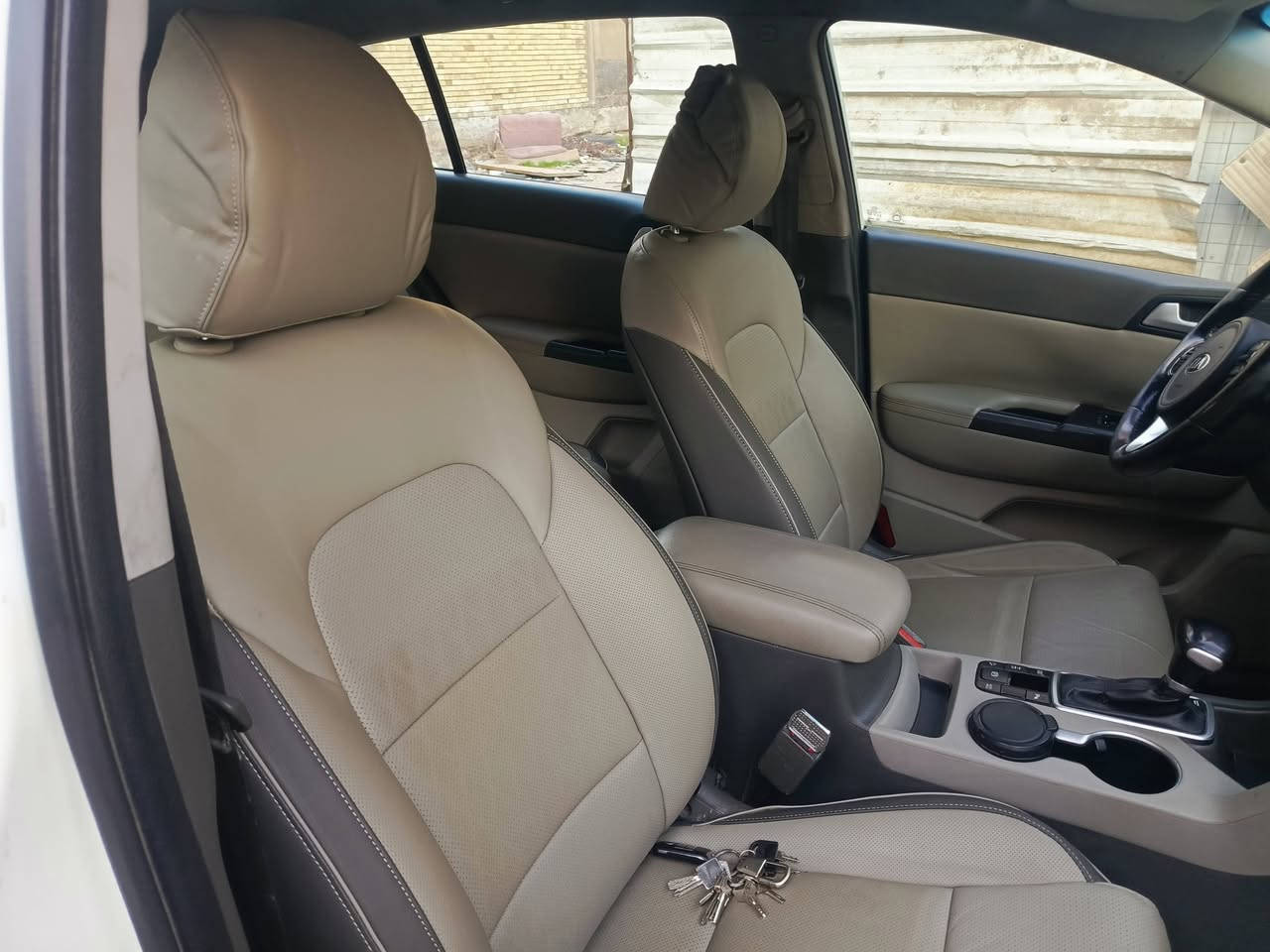 السلام عليكم
سبورتج 2018 خليجي
محرك GDI 2.4 AWD
فول مواصفات
مواصفات الجيتي لاين  بس بدون صندوك الكهرباء والتبريد بلكشنات
  غرفتها نضيفه بلادي جانت مغلفه من اول يوم كشنات سبورت حضن لونين جلد مخرم
حداديتها جديده تايراتها نص عمر بطاريه جديده
دسكات دبل لنك جديده يعني السياره مناقصها شي حتى حمام متحتاج
دهن كير جديد تم تبديله على ضوء الكتلوك بعد ماعبرت ال 120 الف كيلو
بلاديه على وضع الشركه لا مبدل بيها شي ولا عاطل  بيها  شي ولا مبرمجه 
السياره اخذتها زيرو بسنتها وعلى ايدي ومكفوله من كلشي الا من رصعات على الجانب الايسر تتصلح بارد او بي دي ار اني ممشتغلها مخليها على وضعها
ماشيه 127 الف كيلو

   متواجد بغداد بحي الجهاد وحي الحسين والسيديه
رقمي *********** ومتوفر واتس اب
السياره عارضها 185  وبيها مجال ان شاء الله
