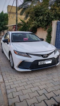 🛑 تويوتا كامري  Le 2022 بانزين فقط رقم بغداد بأسمي  مواصفات : LE👇 شاشة...