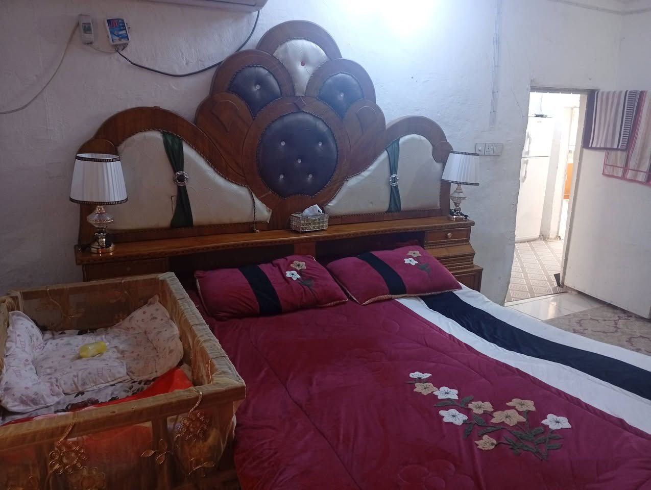 السلام عليكم غرفة اخشاب جديده مستعمله قليل نظيفه وجديده سعرها 650 وبيها مجال مع جزامه وياها اتصال الخاص مفتوح ***********
