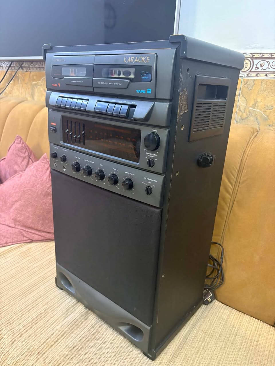 السلام عليكم
للبيع
جهاز ستريو مسجل دبل كاسيت وراديو موجتين FM+AM وكبر صوت اواكس ومايكات صناعة صينية مصنع لصالح شركات انگليزي وكندية واسترالية ومعتمد من قبل شركة امريكية
صوت عالي جدا ووزن ثقيل نظافة جيدة واضحة بالصور وتصميم انيق اسود
مثالي لهوات الكاسيت او الراديو او المواكب او المحاضرات الدينية 
كهرباء ٢٢٠ فولت
٩٠ واط
السعر ١٢٥ الف دينار
بغداد / واتساب ***********
