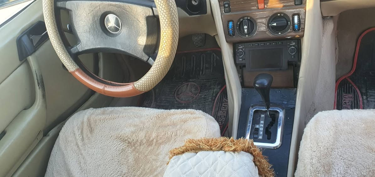 بسم الله الرحمن الرحيم 
مارسيدس دب ١٩٨٨
محرك بطه 
دفتر بانزين موجود 
السيارة بدون ضربه 
صبغ عام للجماليه 
قواعد دبل سليمه 
حداديه وتايرات كله جديد
السعر ٦٠ وبيه مجال قليل 
للاستفسار اتصل ***********
مكان سيارة كركوك دوميز كركوك, العراق
