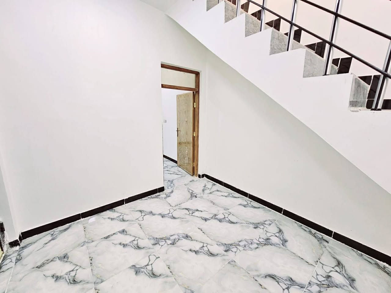 السلام عليكم
مشتمل للبيع 100 م طولاني 
حي الحكيم نزلت بيت زرزور بناء حديث خدمات ماء كهرباء مجاري خط سحب 
للاستفسار الاتصال على الهاتف ***********
