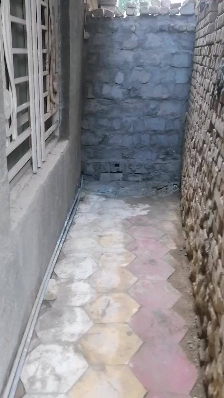 بيت للايجار في كربلاء الحسينية الجريه قريب من الشارع الرئيسي سايدين ومدارس ابتدائي ومتوسط وثانوي وقرب معاهد تعليم دروس وقريب من سوك وا مجمعات عيادات طب خط باب اطويريج مستمر كل الخدمات متوفره للإستفسار *********** او *********** صاحب البيت مساحه ١٥٠ متر منطقة سكنية
