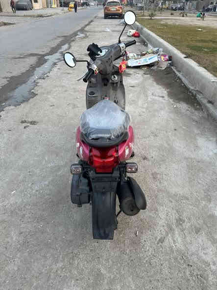 السلام عليكم 

دراجه فله لون مميز مكفولة كفاله عامه من كلشي مكينه وكفر وكلشي دراجه ختم واحد ويه المكينه كهربائيات كيجات شغاله مابيه نقص برغي 
عارضه 900 وبيه مجال مكاني مدينه الصدر قطاع 41 

        *********** بغداد
