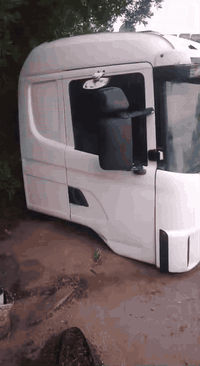 السلام عليكم قماره سكانيا للبيع ٢٠٠٤جديده ودواخلها كامله مكانها البصرة الزبير ***********
