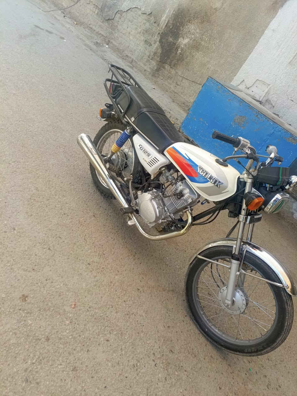 سلام عليكم دراجه للبيع اوراق موديل اربع وعشرين محرك مكفول المكان الحمزه الغربي السعر (650) وبيه مجال الرقم ***********
