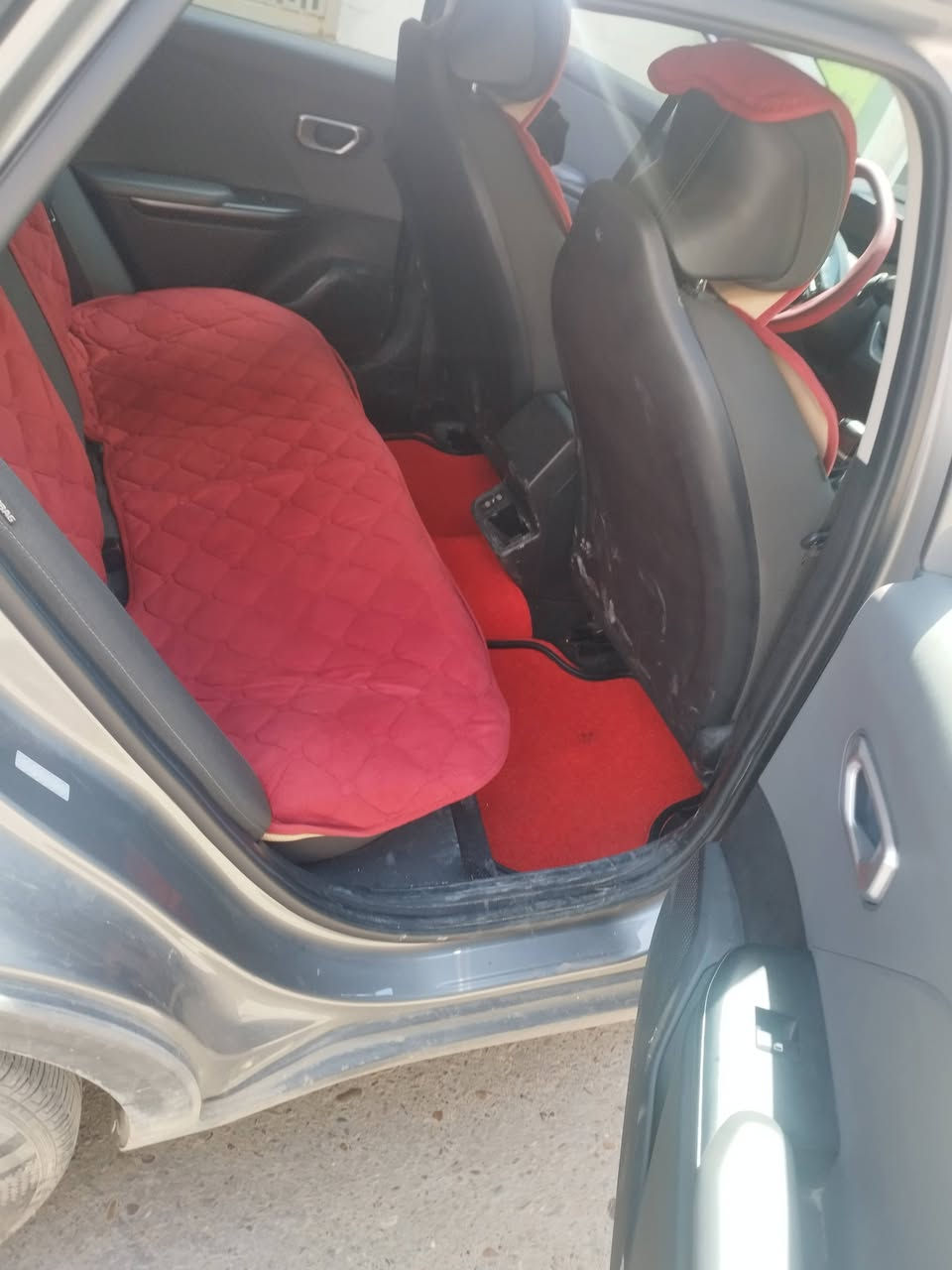 سلام عليكم 
كي فور موديل 25 باسمي شهداء ابيع وكالة عامه حادثها جاملغ وبنيد وبيها طلق ناري باب السايق مصبوغ لحد اليده مال باب السيارة جديدة جدا ماشية 24 الف كيلوا متر مكاني بغداد الحرية الدولعي للاستفسار الاتصال على الرقم ***********
