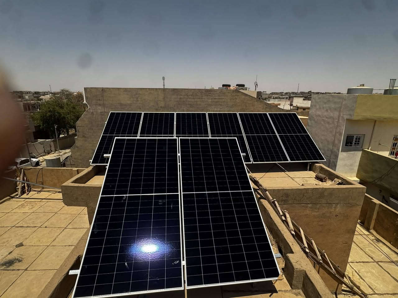 منظومة 10 أمبير ليلي 16 نهاري… تنسيك مشاكل الكهرباء وحر الصيف. ☀️⚡

إذا تبحث عن راحة حقيقية وكهرباء مستقرة، فهالمنظومة مصممة حتى توفرلك تشغيل مريح وأداء يعتمد عليه بمكونات عالمية مختارة بعناية.

🔹 انفيرتر Deye بقدرة 6kw
✔️ معيار حماية IP65
✔️ ضمان 5 سنوات استبدال

🔹 بطارية شيساج  بقدرة 10kWh
✔️ أداء مستقر وعمر تشغيلي طويل
✔️ ضمان 5 سنوات استبدال

🔹 8 ألواح لونجي X 10 بقدرة 650 واط
✔️ أداء ممتاز بالحرارة العالية
✔️ إنتاجية أعلى وكفاءة متقدمة
✔️ ضمان 20سنة استبدال

، تنصيب هندسي احترافي يضمن أعلى إنتاجية وأعلى درجات الأمان حتى تبقى مرتاح البال لسنوات.

الشرق  للطاقة المتجددة… كهربائك ما ترمش لحظة. ⚡

📞 ***********
📞 ***********
📞 *********** 

📍 ديالــى _جلولاء
