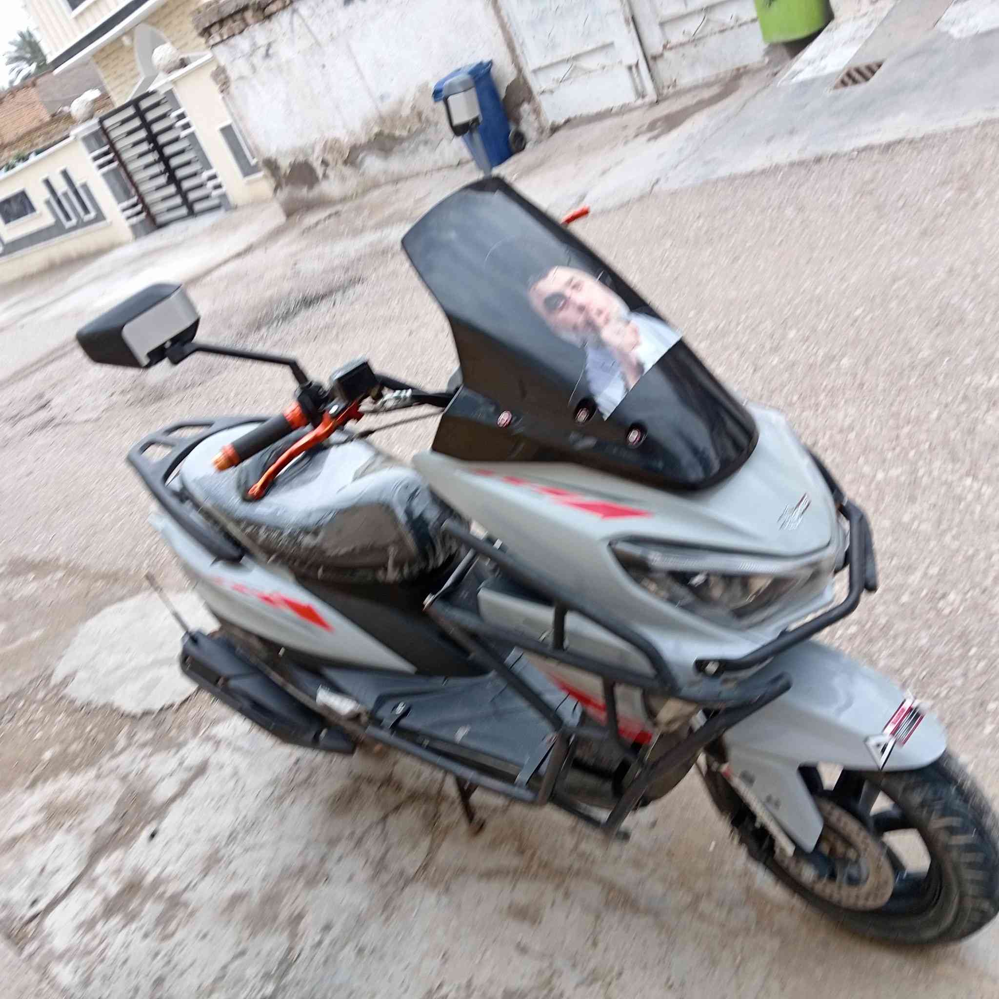 سلام عليكم
دراجه سترونج
محرك ياباني اصلي حجم 150cc
كفاله محرك ما مفتوح بيها برغي
نكره سلف +باتري جديد 
لون مميز سمنتي
دراجه كلش حلوة ونضيفه مصار شهرين من طلعت من المعرض
مكان ديالى بعقوبه ناحيه العباره
سعر 450 وبيها مجال
***********
