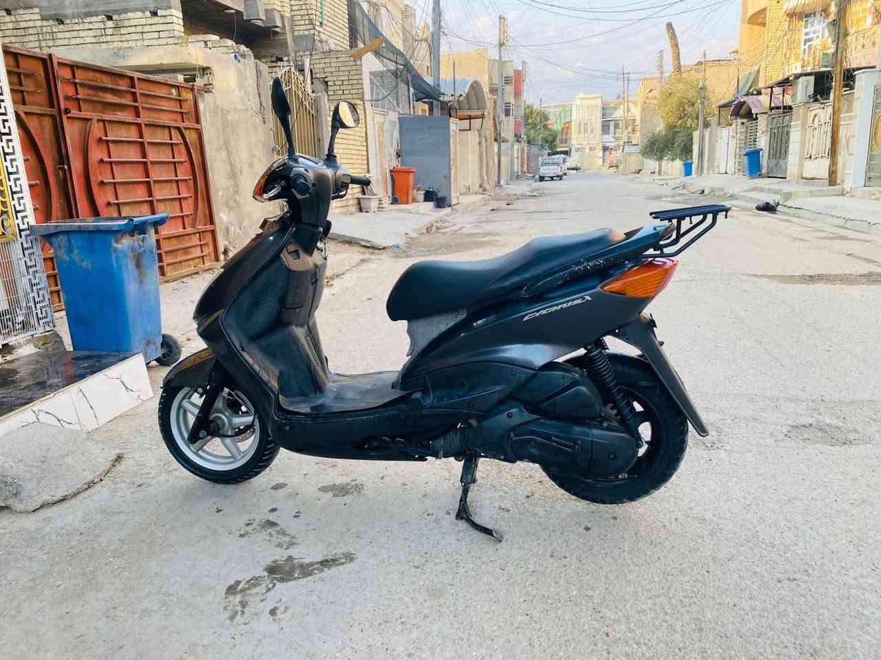 السلام عليكم مرخصه الادمن 
 للبيع دراجه سكنس ياباني ستان كهربائيه  سرعه 110 مال رمبه العام نازله دراجه خير من الله كهربائيات كولها شغاله كيج سرعه كيج بانزين اشاير كلها كامله اوراق كامله دراجه شغاله سلف وهندر سعرها ٧٠٠ الف وبيها مجال بسيط العنوان بغداد الشعب الشراي يتصل واني خادم هذا رقمي 
077143 80053
