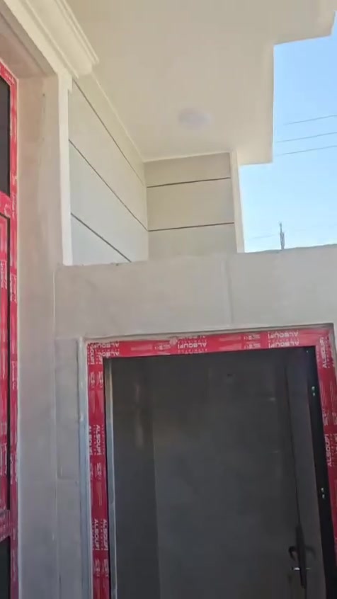 بيت 50 متر شارع 19 بيت بنيه يحتوي ع استقبال +   مطبخ +غرفه سويت صغيره  +غرفه كبيره بلاكونه + بيتونه وسطحين  واجهه 5 نزال 10 الاستفسار ***********
