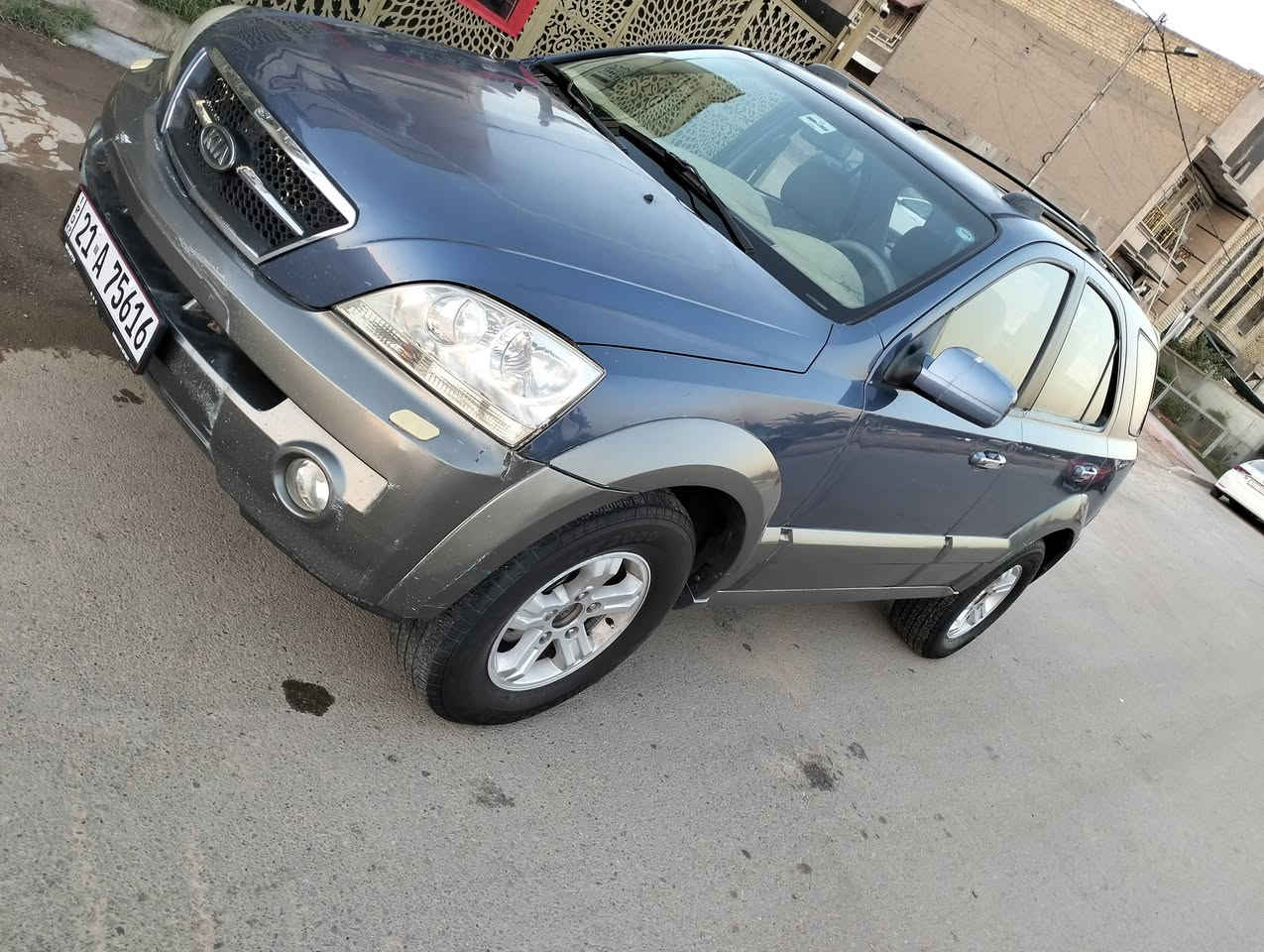 السلام عليكم عندي كيا سورنتو للبيع موديل 2005 خليجي فول مواصفات فتحة تحكم ستيرن فور ويل  مكفولة من الضربة والصبغ مكينة ستة سلندر 3500 كير اوتماتيك تبريد شغال صدر امامي وخلفي تخم تاير رقم سليمانية دولي هزة جديدة سنوية باسمي لغاية 2028 مكان السيارة بغداد الهاتف ***********
