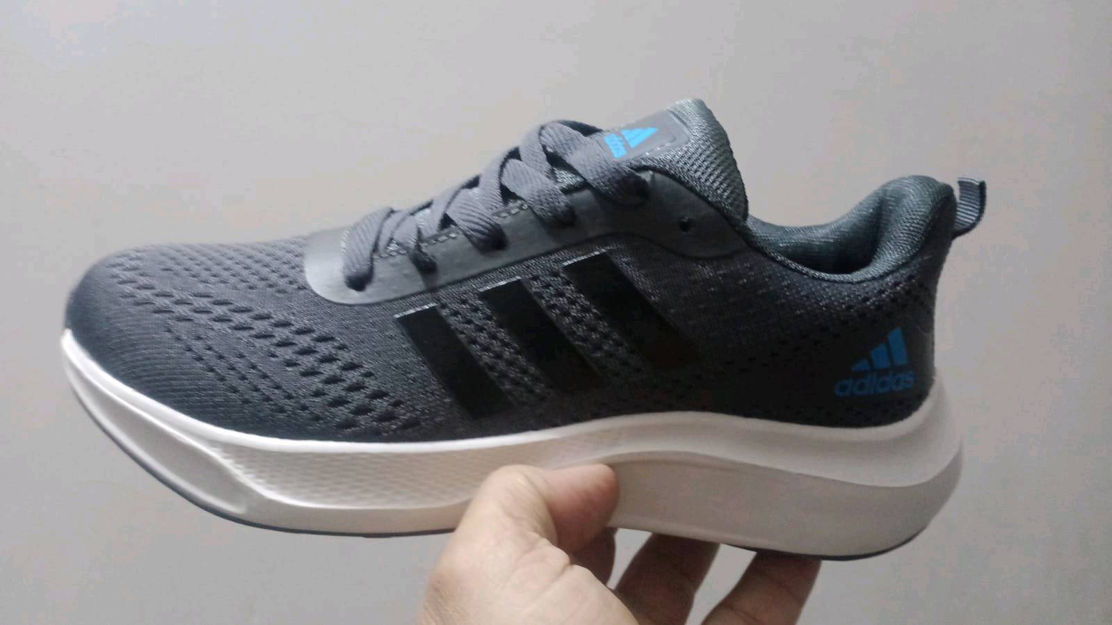 احذية ماركات عالمية اشكال وقياسات مختلفة وعندي اكثر .. اي قطعة تعجبك راسلني