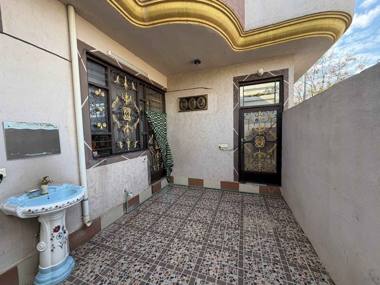 بيت للبيع بختياري 2
١٠٠ متر مربع 
***********
