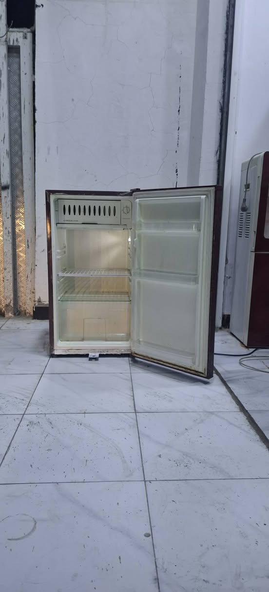 مرحبآ ثلاجة ماركة توكما خمسة قدم مكتبية مال غرف نوم شغالة وظمان بشغلهة نظافتهة[ 💯 ] للبيع سعرهة 75 بيهة مجال بسيط ***********
