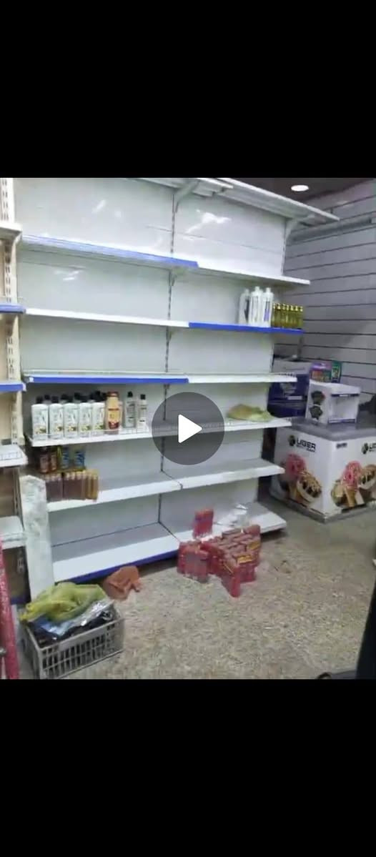 رفوف للبيع مع عارضه بطحيه,المكان بغداد الحريه....***********
