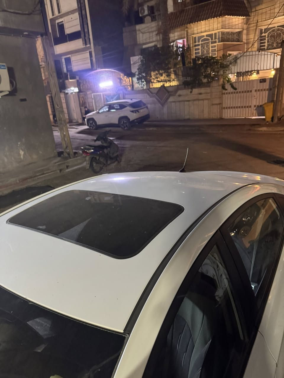 أكسنت 2017 
محرك 1600 
ماشية 59 الف 
فول مواصفات  1/1 
تخم تاير جديد 
صدر جديد 
ببيها بارد باب الصدر وال باب الخلفي 
وبيها تكشير بسيط بل بنيد صغير 
سيارة مال بيت وتجي تشوفها بعينك احلة من الصور 
العنوان : الكاظمية شارع 60 
السعر : 113 وبيها مجال 
***********
