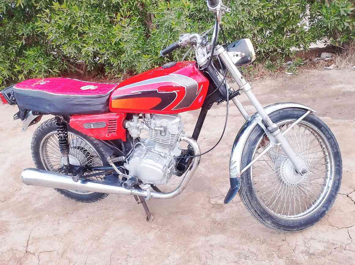 السلام عليكم دراجه كلك نامه برو غطاس بلاديه    بيها رقم شاصي وبليته  محرك مفتوح لا تنقيص ولا دخان  شلعه تشك الكاع تعال وشوف بعينك مكان القاسم سوق دوهان السعر275 وبيها مجال ***********
