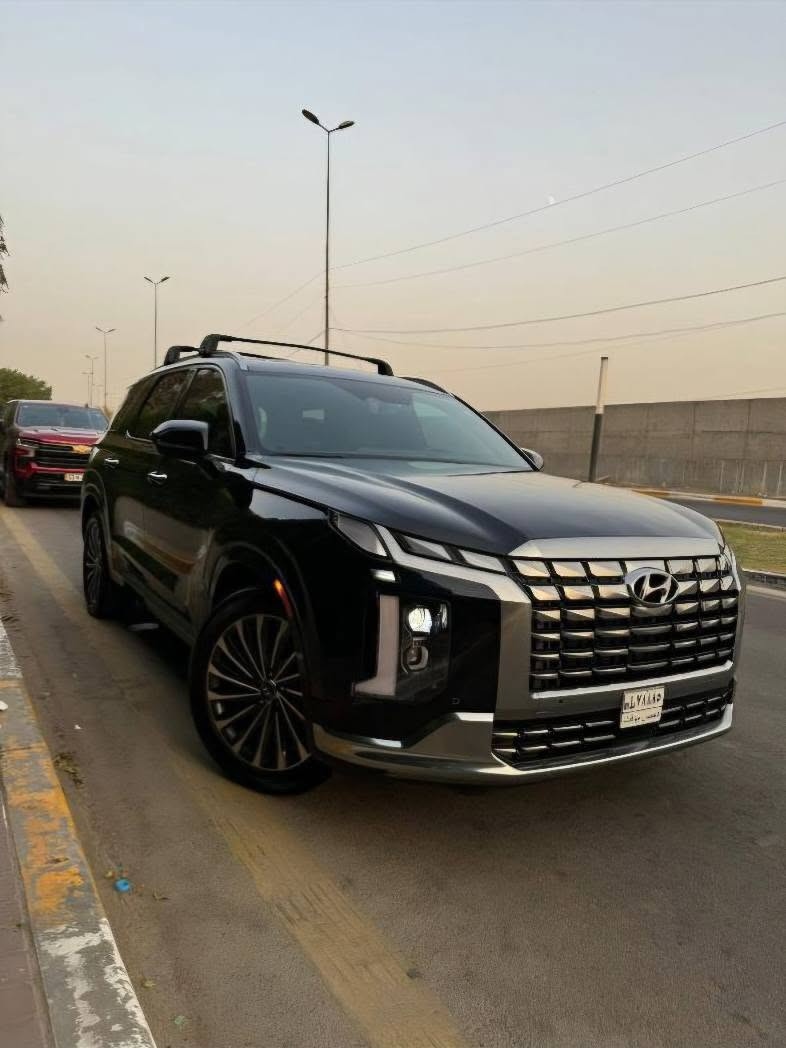 السعر.  370$ 
للتواصل *********** 📞☎️
معلومات السيارة 👇🏻
حادث.  كما موضح بصوره دعاميه فقط بدون دواخل و بدون ارباگات 

Hyundai Palisade موديل 2024 فئة 
كولكرافي فول موصفات 
هاي مواصفاتها

    محرك V6 سعة 3.8 لتر
* قوة 291 حصان
* عزم 262 lb-ft (حوالي 355 نيوتن)
* جير أوتوماتيك 8 سرعات
* دفع رباعي HTRAC AWD ستاندرد بالنايت إديشن (مو دفع أمامي)
* وضعيات قيادة: Comfort / Sport / Smart / Eco
* وضعيات للثلج والسحب: Snow Mode + Tow Mode
* 7 ركاب (كرسيين كابتن بالنص)
* شاشة عدادات رقمية 12.3 إنج
* شاشة معلومات وسطية 12.3 إنج
* الكشن يحتوي على مساج 
* نظام صوت Harman Kardon قوي بـ 12 سماعة
* سقف بانوراما مزدوج
* تبريد + تدفئة للمقاعد الأمامية والخلفية
* مقود مدفأ
* شحن لاسلكي للموبايل
* تشغيل بصمة/زر
* إضاءة داخلية Ambient
* مراية وسطية رقمية (كاميرا)
* كاميرات 360°
* 6 كامرات
* مع داش كام بلادي 
* Parking Assist وصف ذاتي أحياناً حسب السوق
* ذاكرة للمقاعد
* ستائر خلفية كهربائية ببعض النسخ  

الأمان والسلامة

* رادار أمامي
* مثبت سرعة ذكي (Adaptive Cruise)
* Lane Assist (يبقيك داخل المسار)
* Blind Spot Monitor (تحذير النقطة العمياء)
* فرملة طوارئ تلقائية
* كاميرات 360
* حساسات أمامية وخلفية
* تنبيه حركة خلفية
* مراقبة انتباه السائق
* Airbags كاملة للصفوف الثلاثة
* تقديم وتأخير من رمونت
* سيارة رقم بغداد ماشيه 40الف
* شاشه معربه بغداد, العراق

