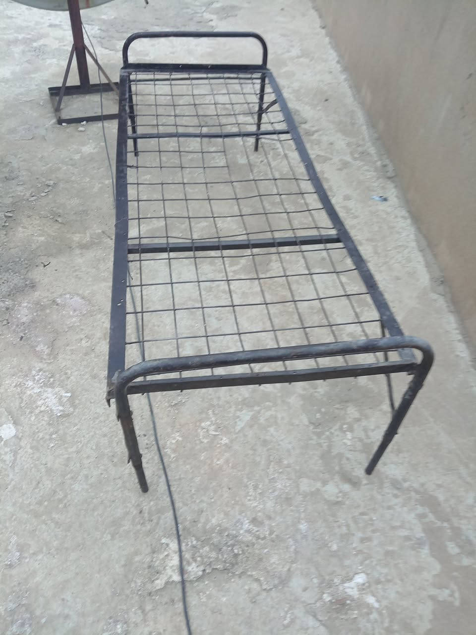 السلام عليكم تخت حديد وتخت خشب اثنينهم اب 40 موصل حي الميثاق الرقم ***********
