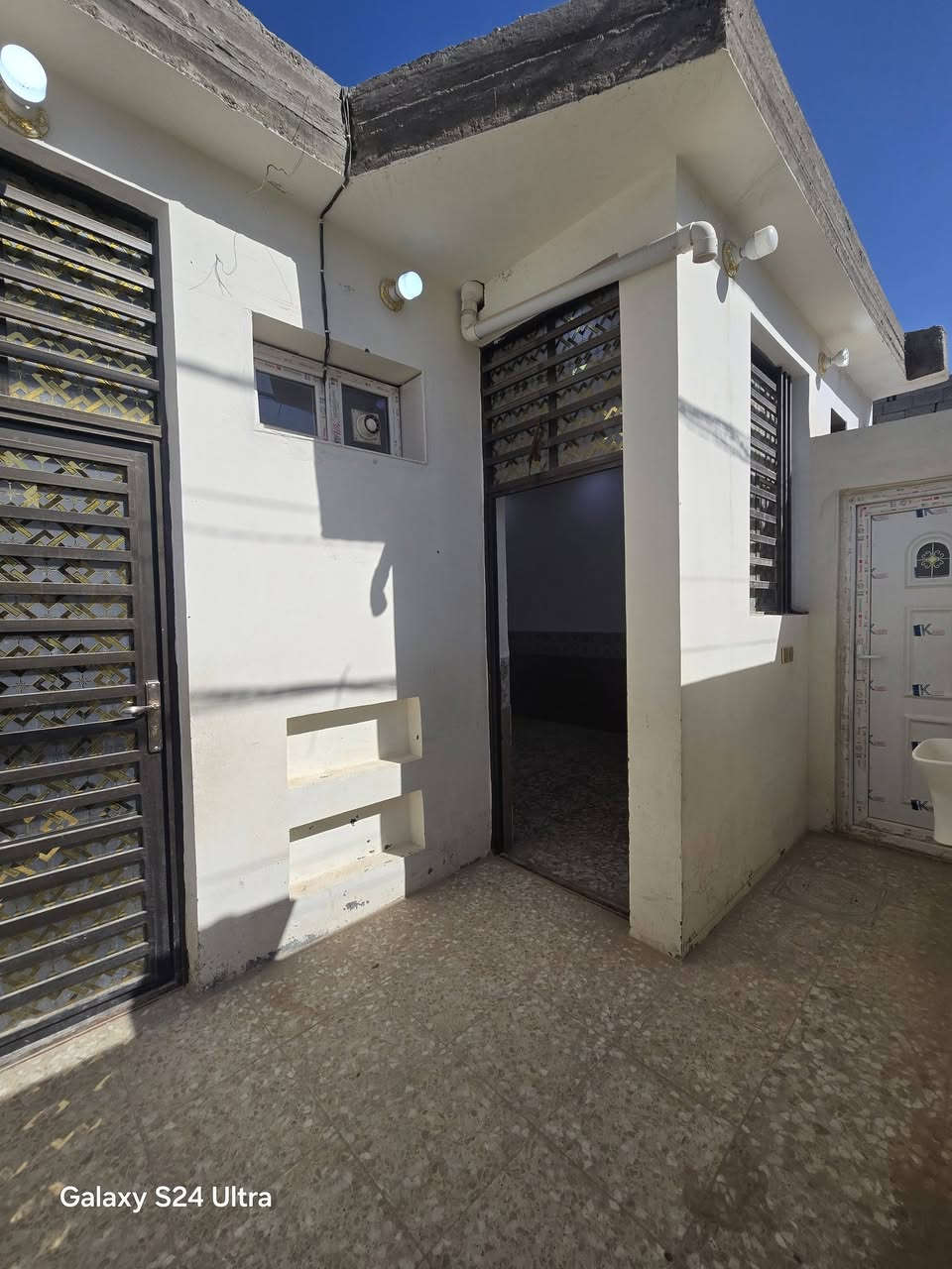 بيت لبيع بشارع المطار القديم المساحه ١٠٠متر كونكريت مسلح البناء طابوك يحتوي على غرفه وصاله ومطبخ وستقبال ومكشوفات٢ وصحيات وطارمه السعر ٤٥ وبي مجال بيت مكانه مرتب قريب على الشارع للستفسار *********** مكتب بركات ام البنين مقابيل شارع السبيس
