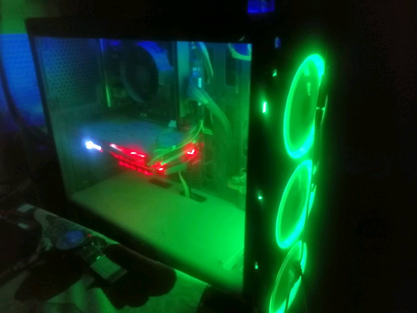 تجميعه pc تفاصيل المعالج موجوده بالصور
الرامات ١٦ بس صار خلل بواحد منهن ف صارن ٨ التجميعه شغاله وتشغل العاب قويه مثل reddedredimshinوgta السعر 350 بيها مجال