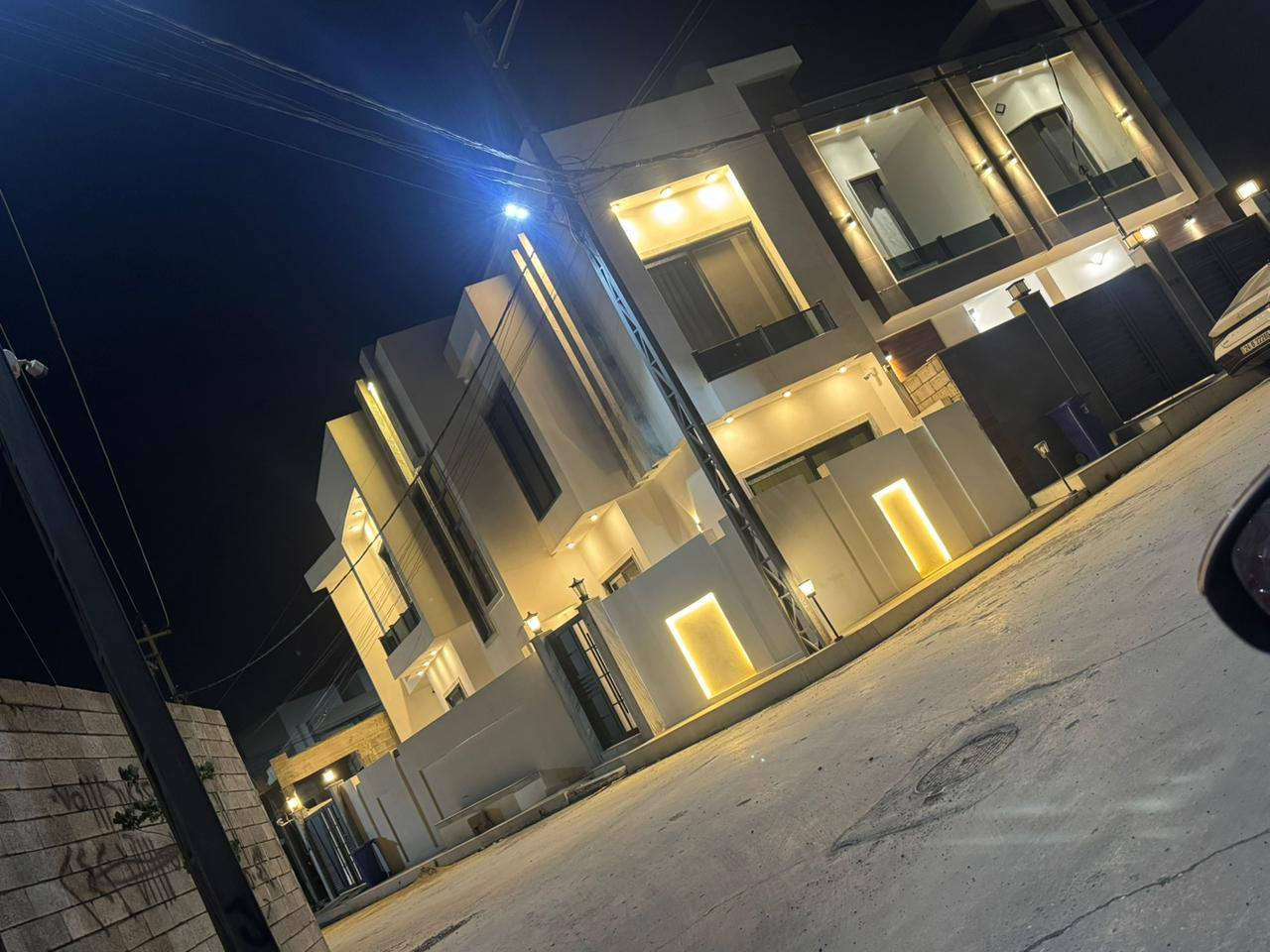 دار للبيع في حي الملايين الاولى مقابل كلية القبس
مساحة الدار 145 ركن واجهة 10 وعمق 14
يحتوي الدار على 4 غرف نوم ومطبخ وصحيات واستقبال وهول 
* علما أن الدار يباع مع اثاث 
يبعد عن سايدين حي العربي 30م 
لمعرفه السعر أكتب تم 
أو مراجعه مكتب مدخل حي الملايين الاولى مكتب أرض التميز للبناء والعقار 
اي استفسار يرجى مراسلة الصفحة او الاتصال ع الارقام المذكورة⬇️⬇️
***********
***********
