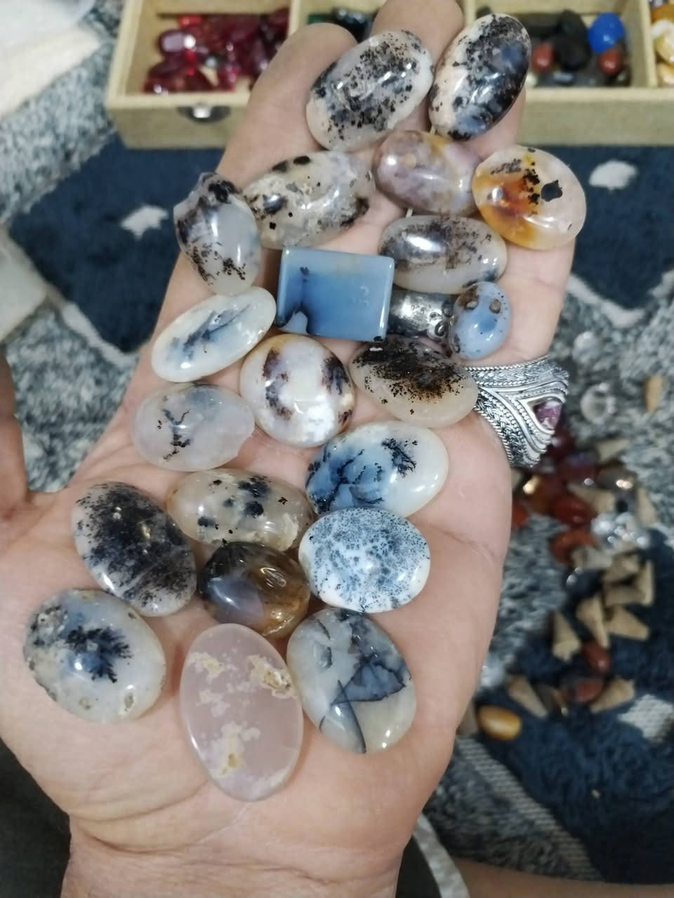 السلام عليكم عندي أحجار محل معزليه قديم وبقن سعر كلهن مليون قفل أحجار كلها اصليه عقيق يماني بيهن ٤٠٠ قطعه ومختلف ألاحجار مكاني بغداد البياع ***********
