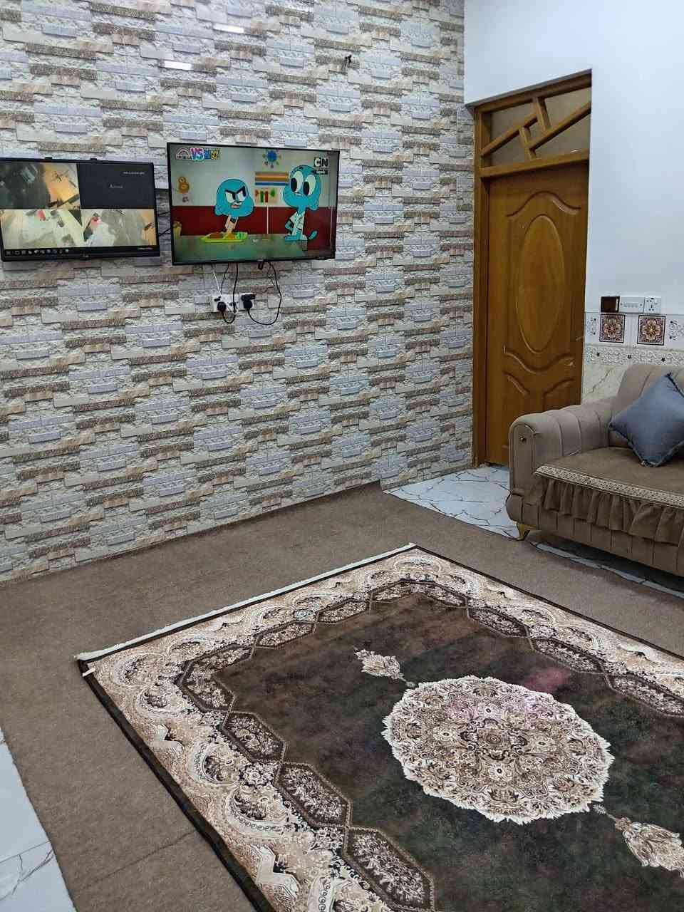 بيت زراعي سند 17 
مساحه 50 طابقين بناء حديث ونظيف كلش
واجهيه 5 
البياع مواصلات الخامسه شارع جامع خديجه الشارع عريض مجاري رئيسي تانكيات عدد 2 /1000 يحتوي على حمام خارجي استقبال ومطبخ وصحيات 
والطابق الثاني غرفتين وصحيات
السعر 60 وبي مجال البيت جاهز مابي اي نقص 

للاستفسار ***********
