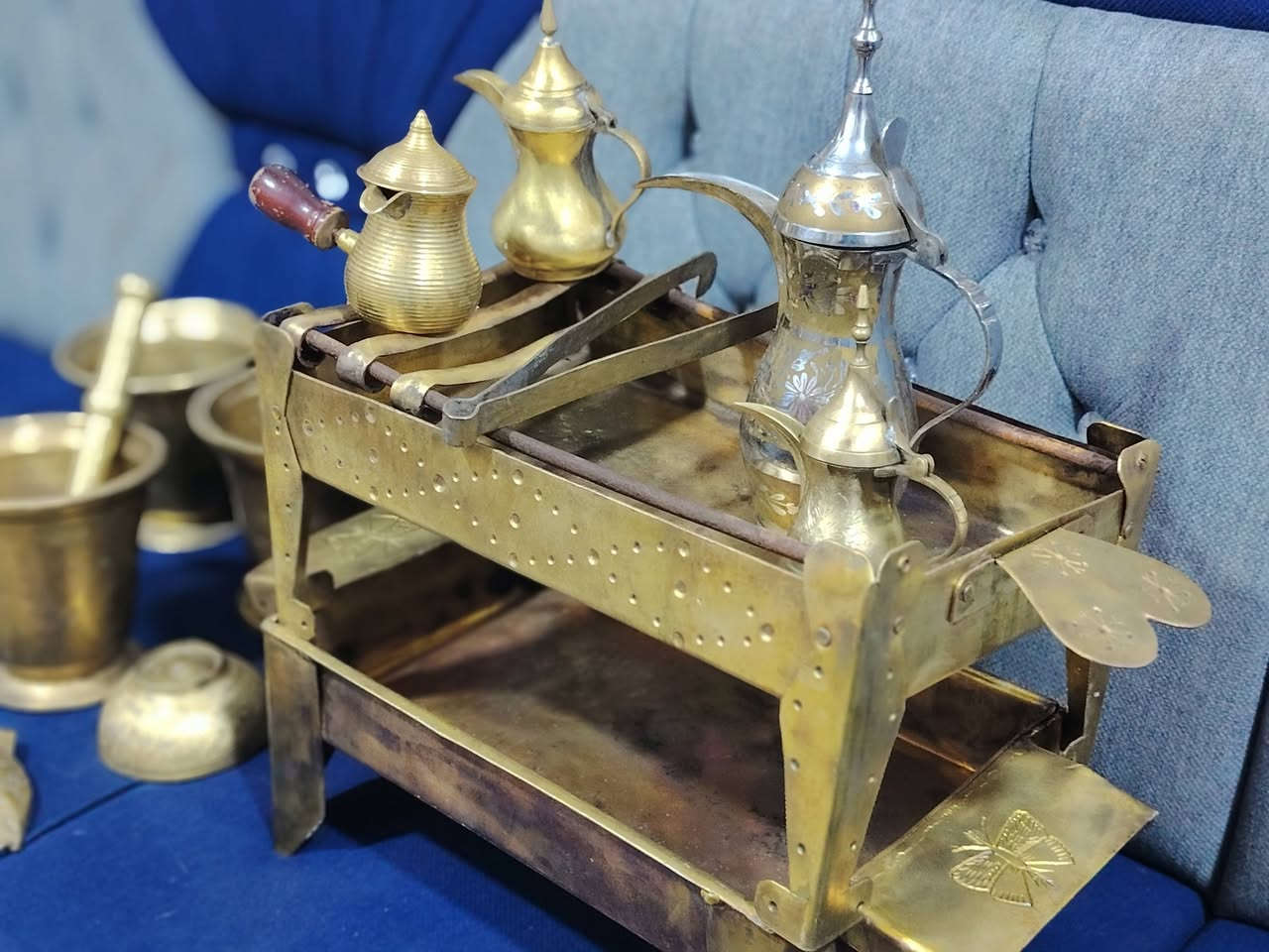 السلام عليكم
عندي 3 هاونات
واحد وزنه 9 كيلوات
واحد 6 ونص
واحد 4 بدون يده
وعندي منقلين وزن الواحد 6 كيلو
و4 دلات وطاسه وسمكه
الوزن الكلي 34 كيلو ابيع شلع ويرهم مفرد 
يعني كلهم بالوزن سعرهم يمسك اكثر من 500 الف
الهاون ابو 9 كيلو ب250 الف
وابو 6 ونص ب200 الف
المنقل مع 4 دلات ب250 الف
الهاون بدون يده ابو 4 كيلو ب100 الف
شرط كله قديم وثقيل
***********
المكان موصل
